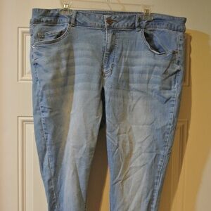WOMENS SIZE 20 LIGHT WASH MID RISE JEGGING RAW HEM